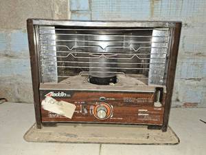 lot 4554 image: Aladdin Temp Rite 10 Kerosene Heater