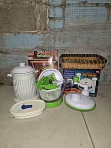 lot 4562 image: Lot of Kitchen Accessories and Handy Do Dads