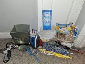 lot 4599 image: Lot of Household Items and Bathroom Decor