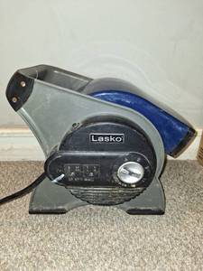 lot 4601 image: Lasko Floor Blower