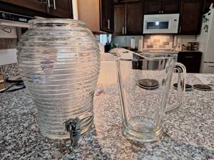 lot 4700 image: Lot of Water Dispenser Pitcher