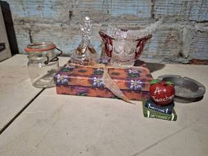 lot 1786 image: Lot of Cards and Collectible Glass