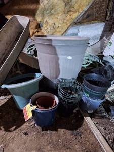 lot 1810 image: Lot of (16) Plastic and Wire Hanging Flower Pots