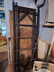 lot 7162 image: Black Perry Scafold