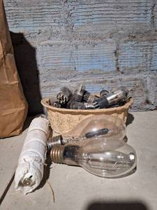 lot 7169 image: Lot of Vintage Tubes
