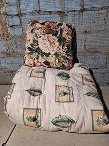 lot 7171 image: Queen Comforter and Pillow