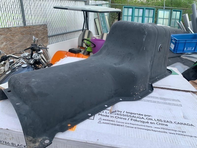 lot 371 image: 30 Motor Oil Pan