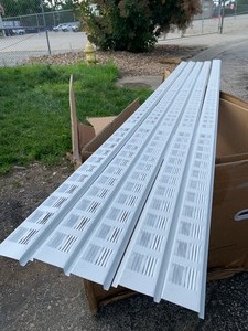 lot 152 image: 5 New Pieces of 8ft x 2.5 Soffit Vents, White