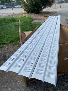 lot 156 image: 5 New Pieces of 8ft x 2.5 Soffit Vents, White