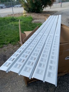 lot 154 image: 5 New Pieces of 8ft x 2.5 Soffit Vents, White