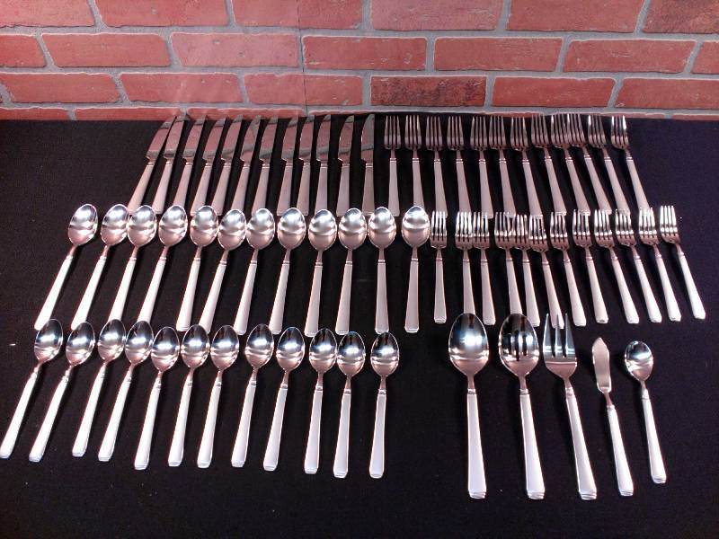 lot 4 image: Stainless Steel Silverware Set