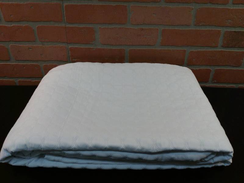 lot 7 image: King Comforter Bedspread