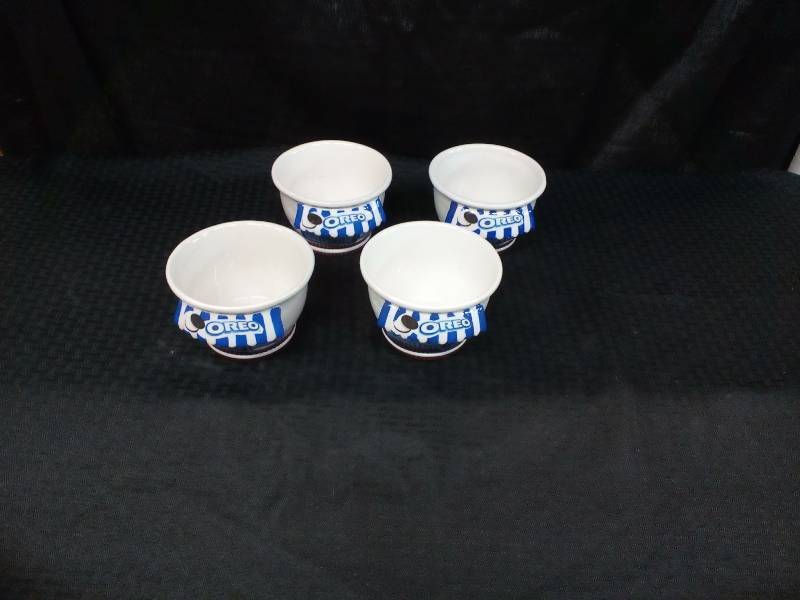 lot 86 image: Vintage Oreo Ice Cream Bowls