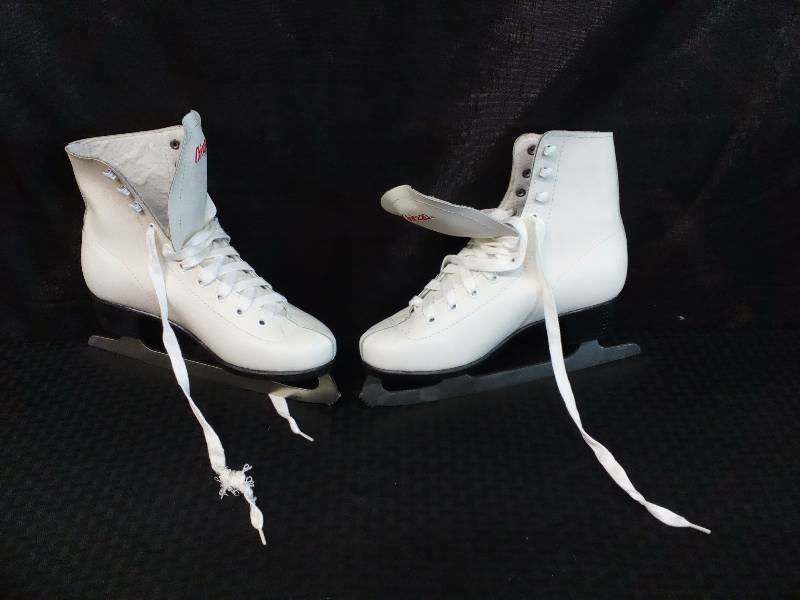 lot 107 image: Chicago US 7 Womens Ice Skates