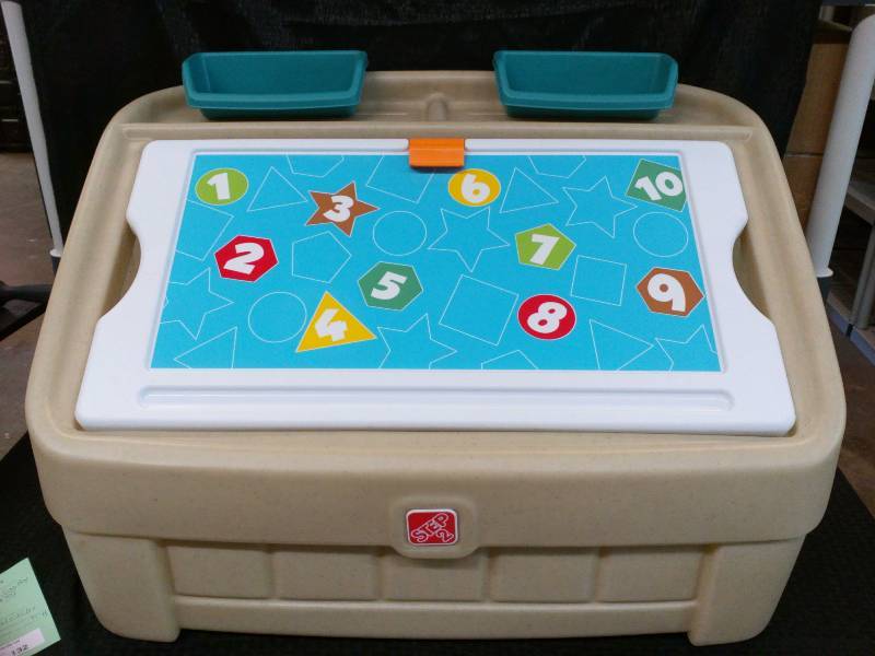 lot 132 image: Step 2, 2-in-1 Art Toy Box