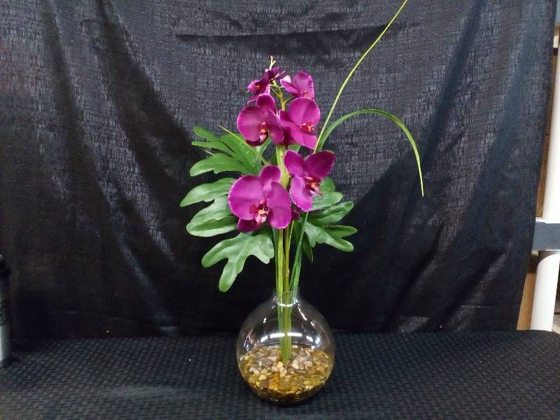 lot 137 image: Silkflowers Phalaenopsis Orchid and Philodendron