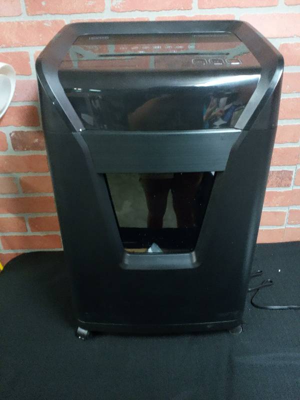 lot 150 image: Staples 24 sheet Professional Series Cross cut shredder