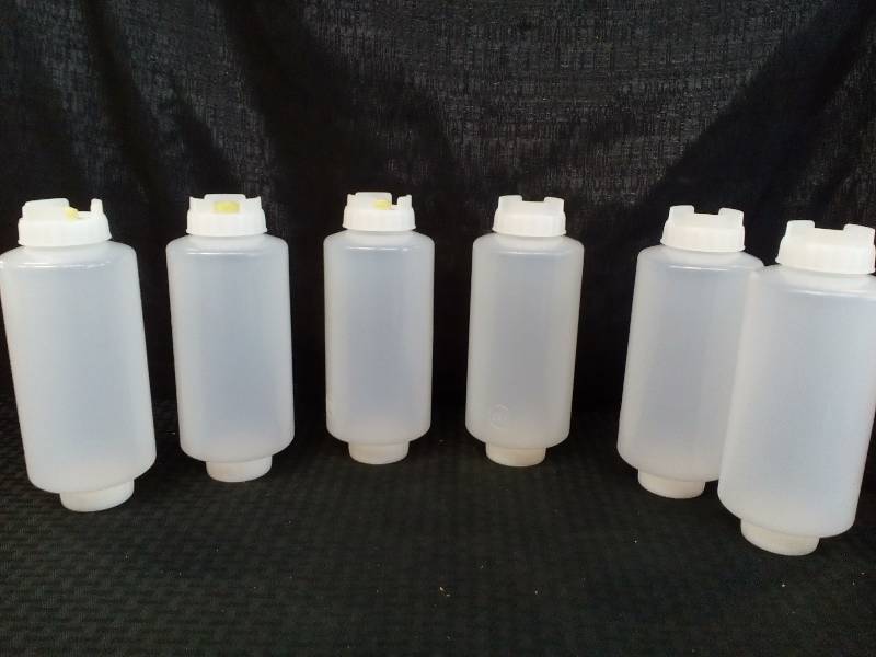 lot 224 image: Fifo 32oz Condiment Squeeze Bottles