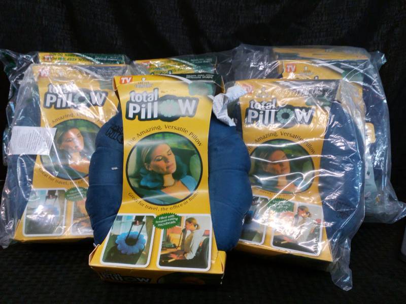 lot 231 image: Clever Comforts Total Pillows