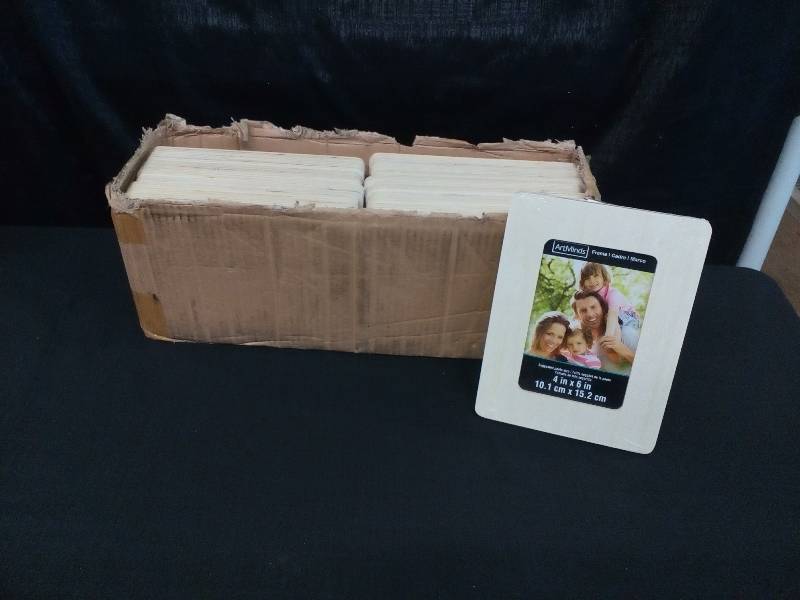 lot 290 image: Art Minds Customizable 4 X 6 Wood Photo Frame