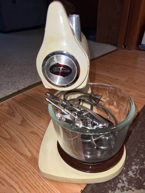 Vintage 12 Speed Harvest Gold Sunbeam Mixmaster W/ Small Glass