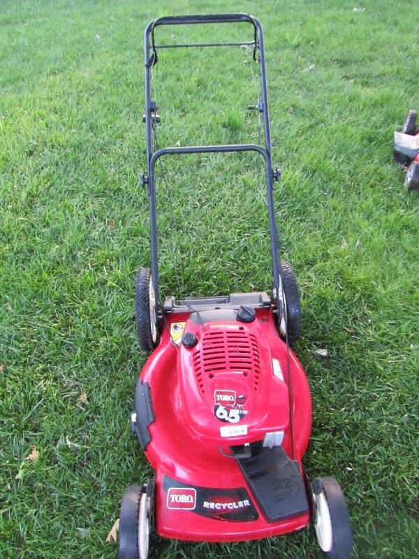 lot 7454 image: TORO Recycler - Self Propelled Mower - w 6hp motor - side discharge - runs good