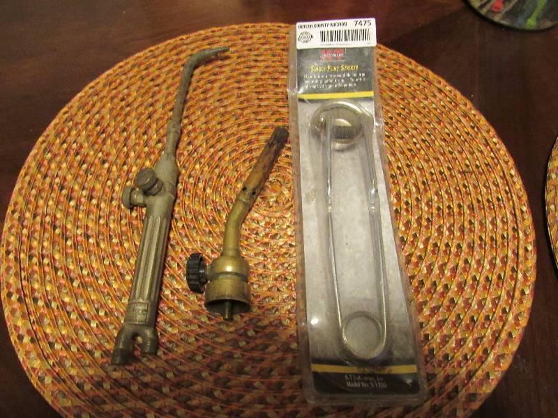 lot 7475 image: KT Single Flint Striker - NEW Plus 2 torch heads