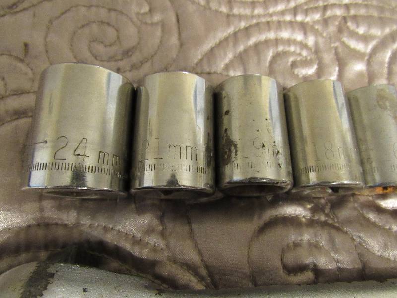 lot 7478 image: Craftsman 12 drive Ratchet w10 Craftsman 12 drive sockets - see decription for sizes