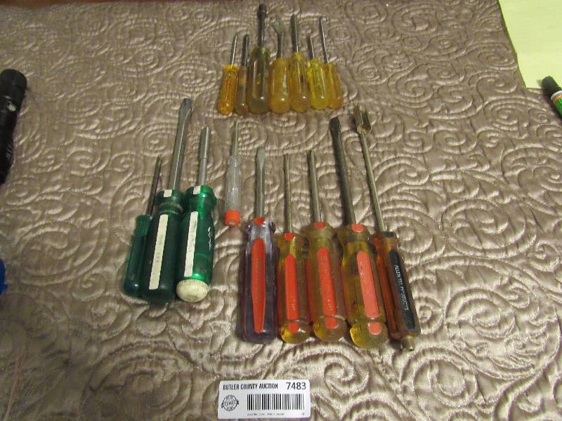 lot 7483 image: Lot of 16 screwdrivers, various types and sizes - Good Shape