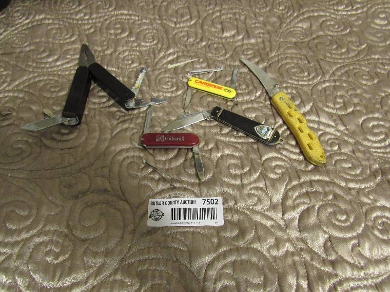 lot 7502 image: 4 Pocket Knifes and LeatherMan