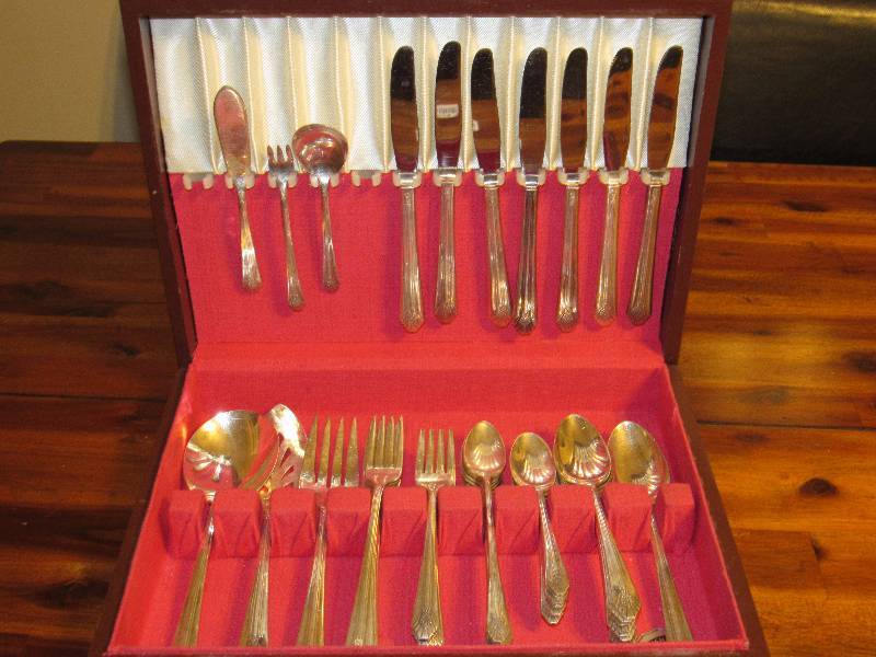 lot 7506 image: Flatware set in box - Gold