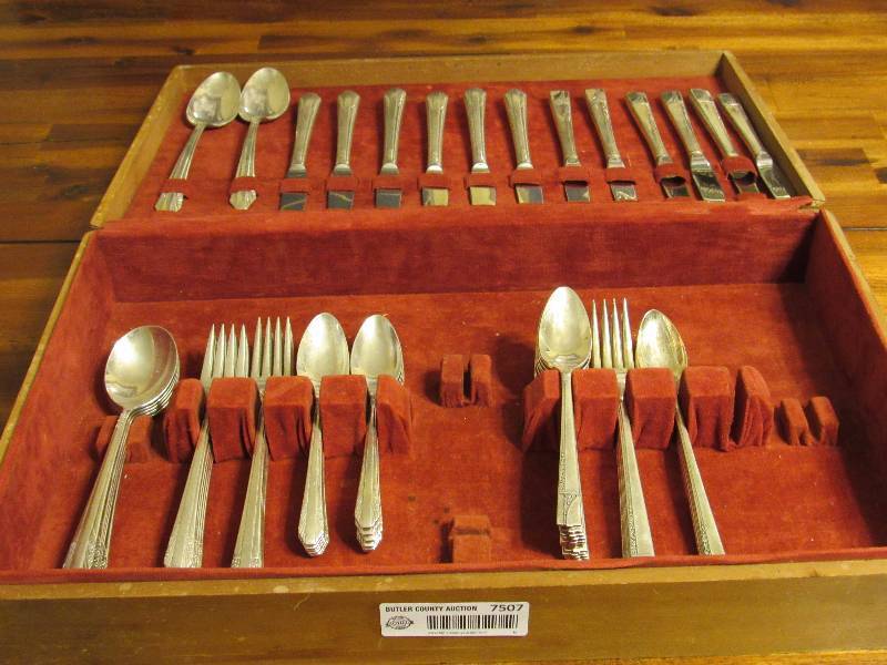 lot 7507 image: Flatware set in box - 36 pcs - Gold