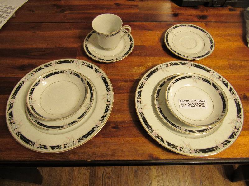 lot 7522 image: 9 Pieces of Fine China - Extra Pieces
