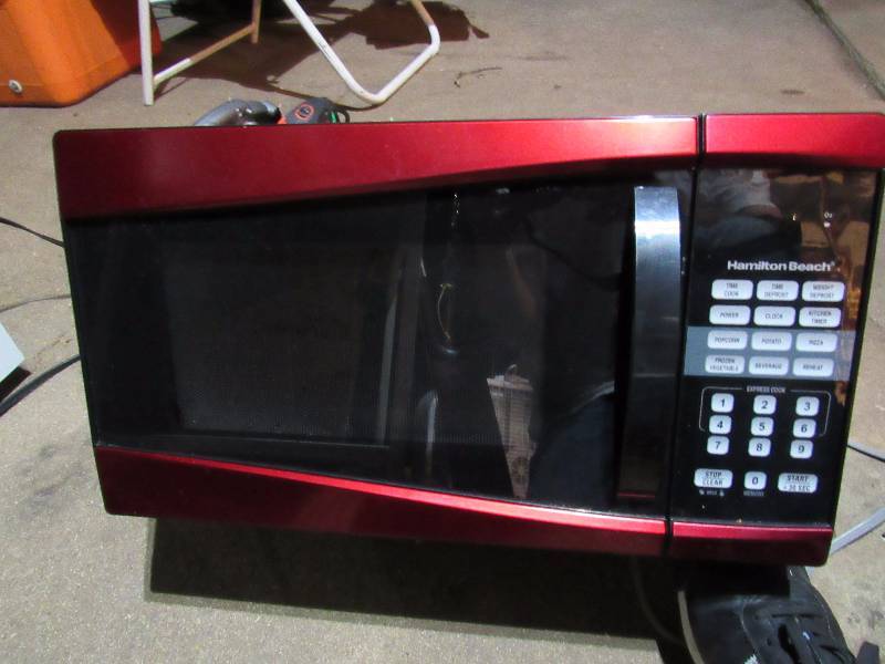 lot 7663 image: Microwave - Hamilton Beach - WORKS Burgundy and Black