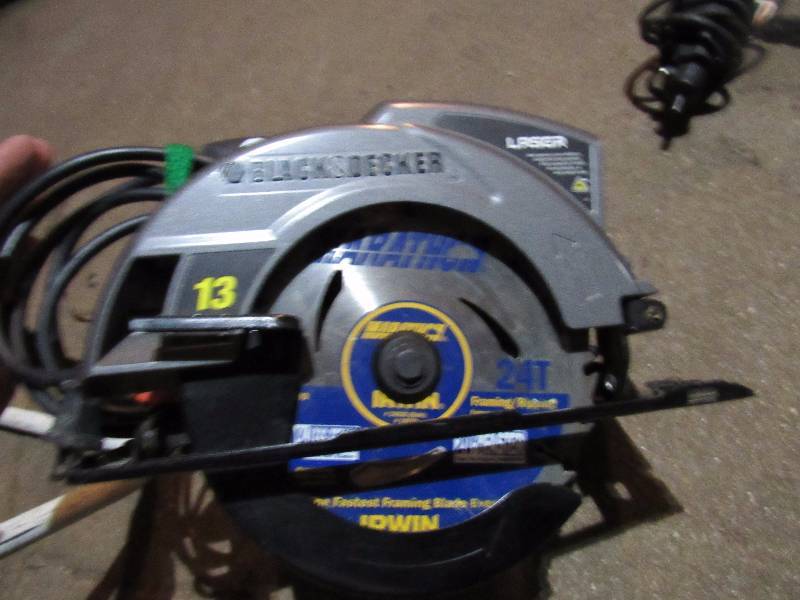 lot 7665 image: Black and Decker 7-14 Circular Saw wLaser - WORKS GREAT