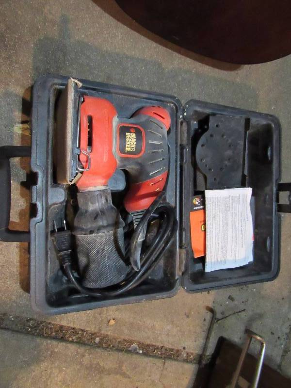 lot 7670 image: Black & Decker Palm Sander with Case - WORKS