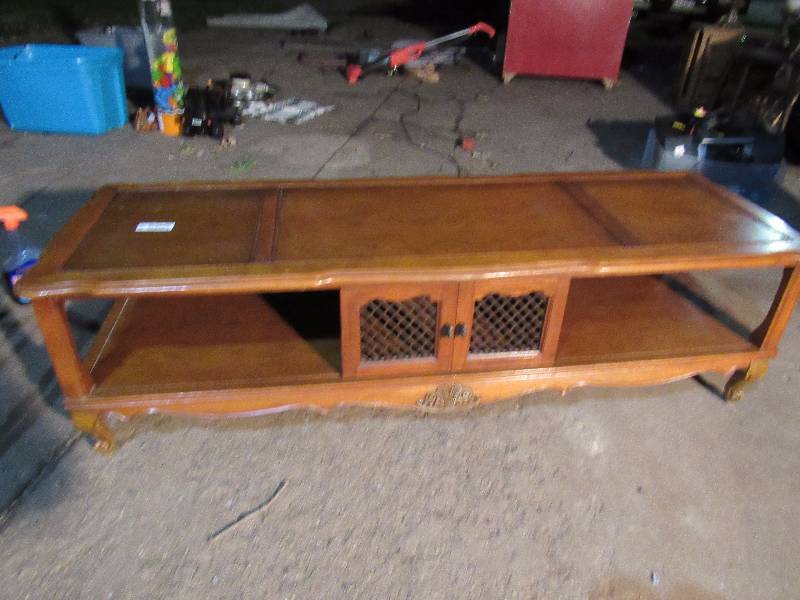 lot 7677 image: Beautiful Medium Oak Finished Coffee Table - ornate edges - 38 x 20 x 16