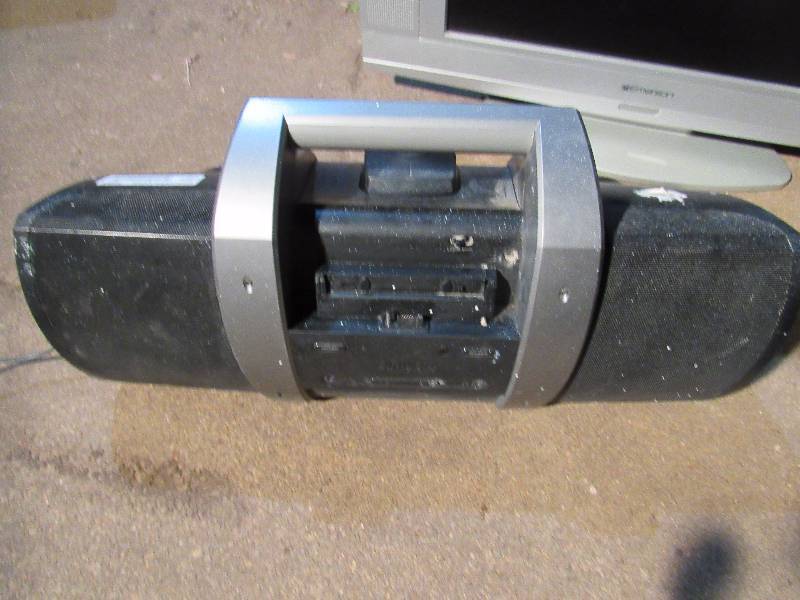 lot 7685 image: Sirius Dock w multiple inout ports