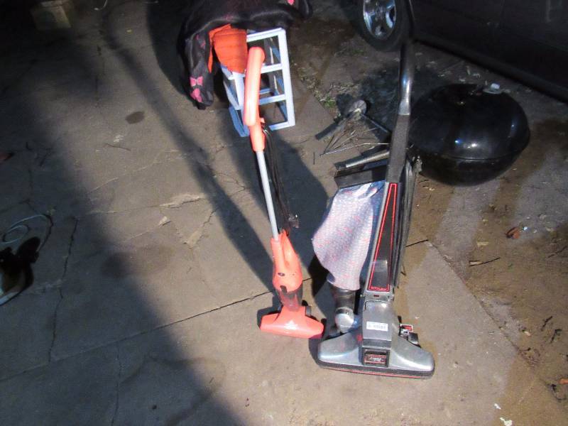 lot 7688 image: Lot of 2 Vacuums - Kirby Heritage II w hose & Bissell Vacuum