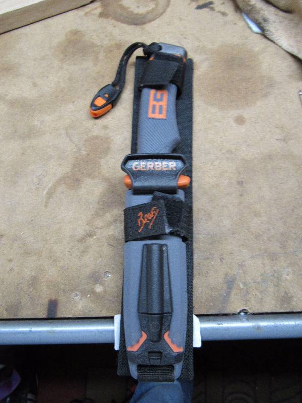 lot 7702 image: LIKE NEW Gerber - BEAR GRYLLS - Ultimate knife - wsheath & sharpener - NICE