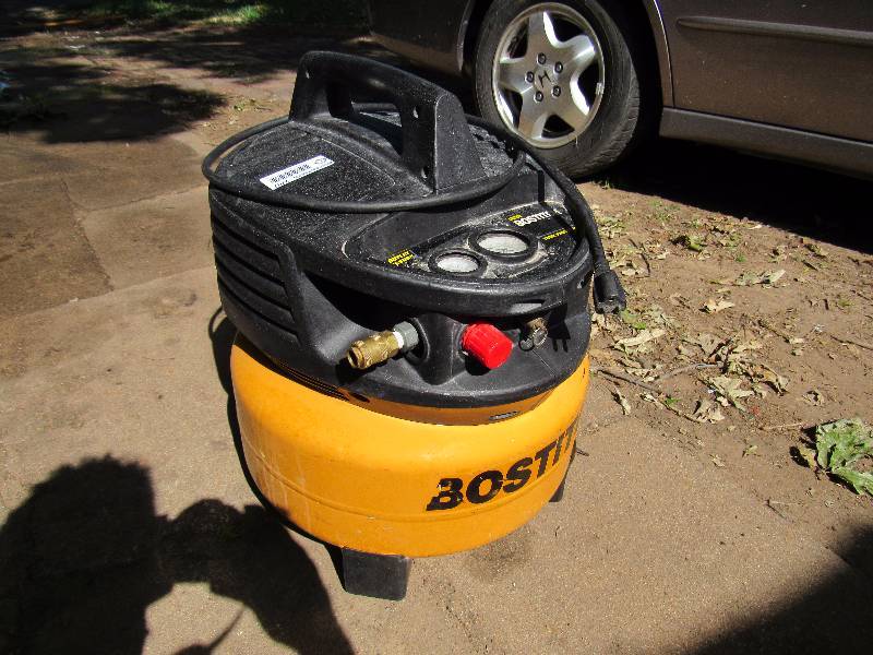 lot 7707 image: Bostich Portable Air Compressor - 6 gallon - WORKS GREAT