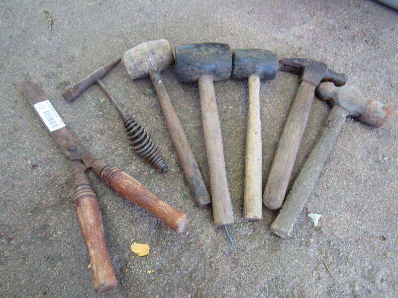 lot 7717 image: Lot of Hand Tools - 3 rubber mallets, 2 hammers, Trimmers, etc ...