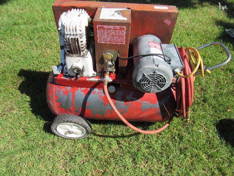 lot 7718 image: Baillys Plainsmans 25 gallon Air Compressor - On Wheels WORKS Great Comes with 50 ft. Air Hose