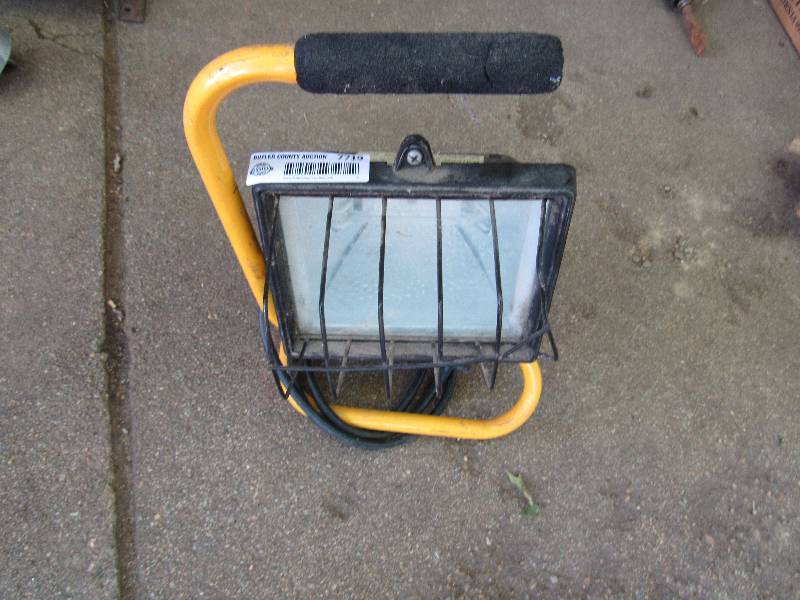 lot 7719 image: Halogen Shop Light - Works as it should