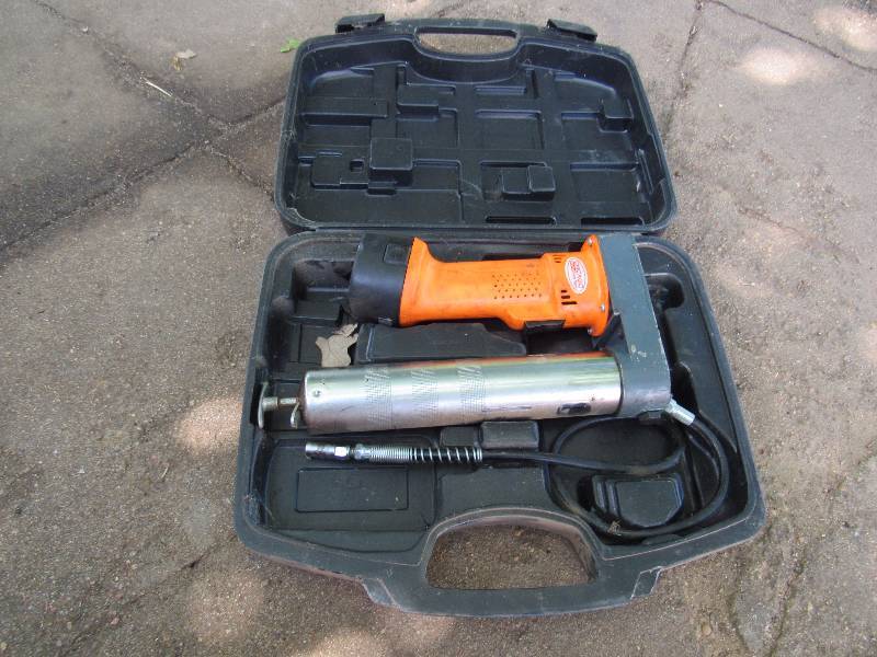 lot 7724 image: Chicago Electric 18v. Grease Gun - Missing Charger