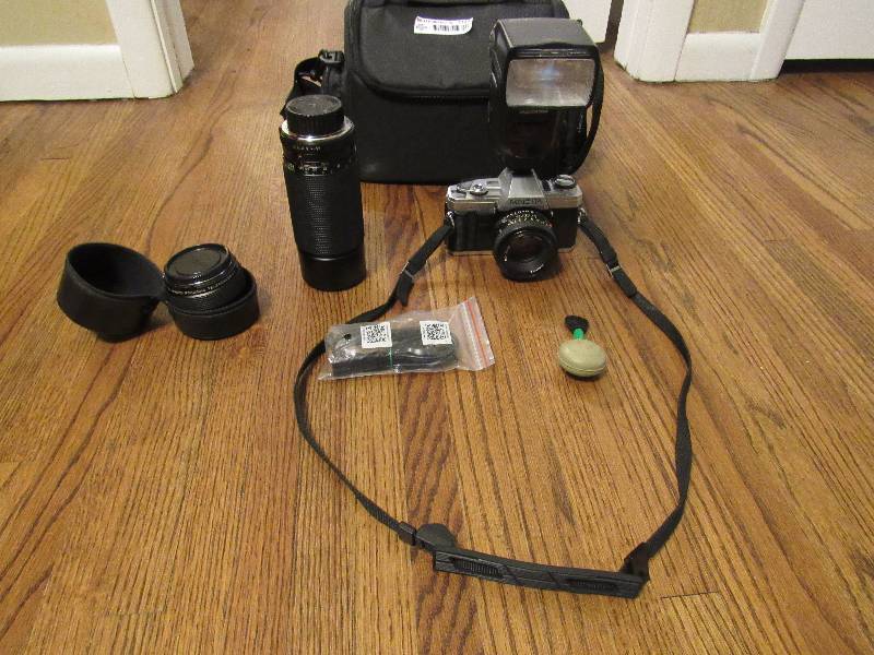 lot 7727 image: Minolta X-370 Camera w. Flash, 2 Extra Lenses, Duster and Bag