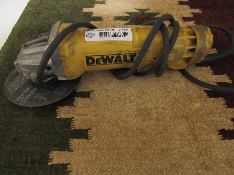 lot 7754 image: DeWalt Grinder DWE402 - Works Good