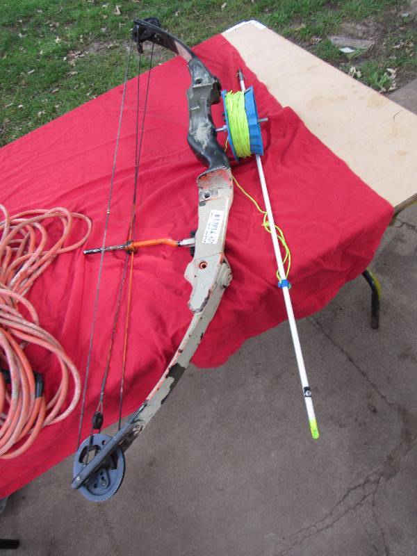 lot 7755 image: Stealth Compound Bow w. Fishing Line Attached
