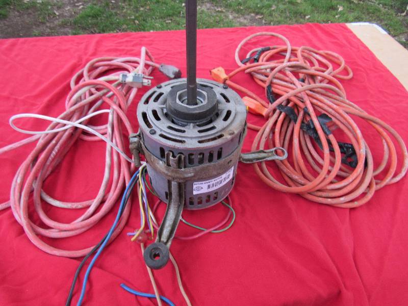 lot 7758 image: Lot of 2 Extension Cords and a Motor