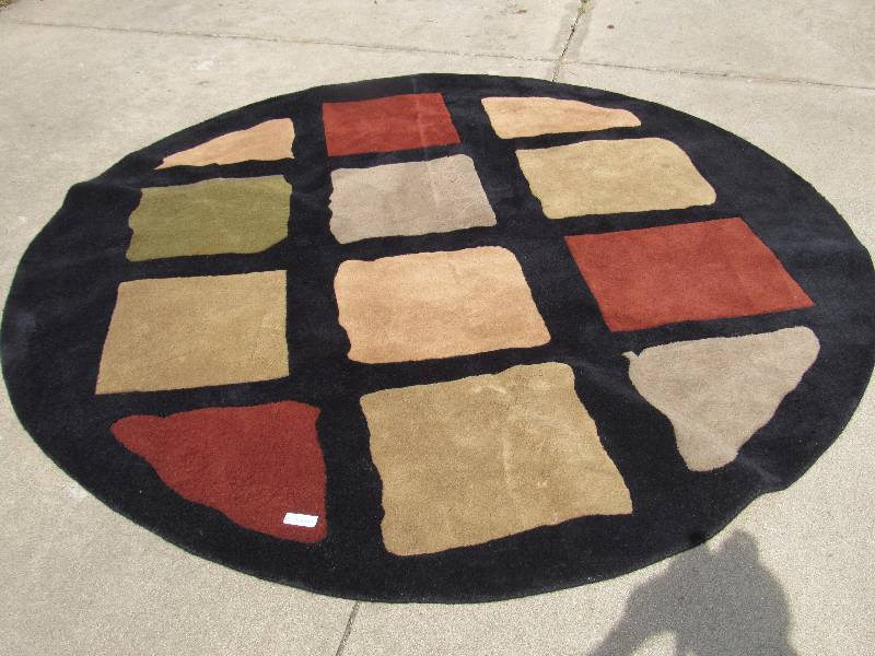 lot 7772 image: Round Area Rug - Very Thick Measures 93 across - Great colors